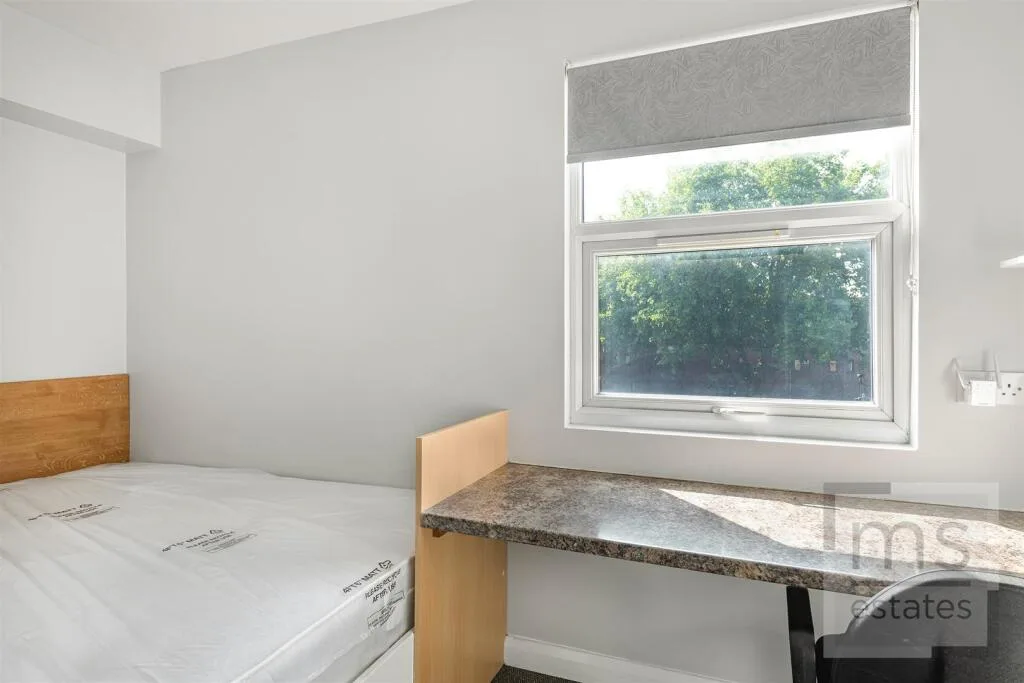 5 bedroom terraced house for rent
