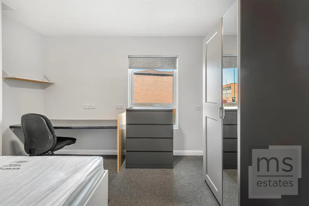 5 bedroom terraced house for rent