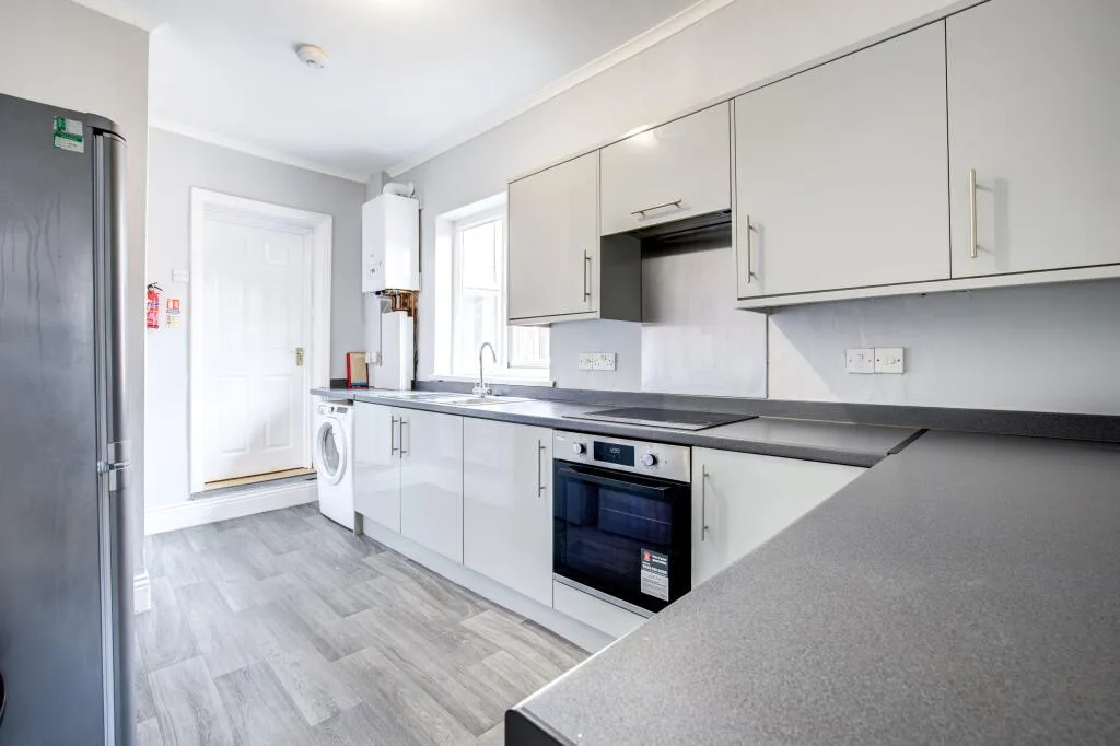 6 bedroom maisonette for rent