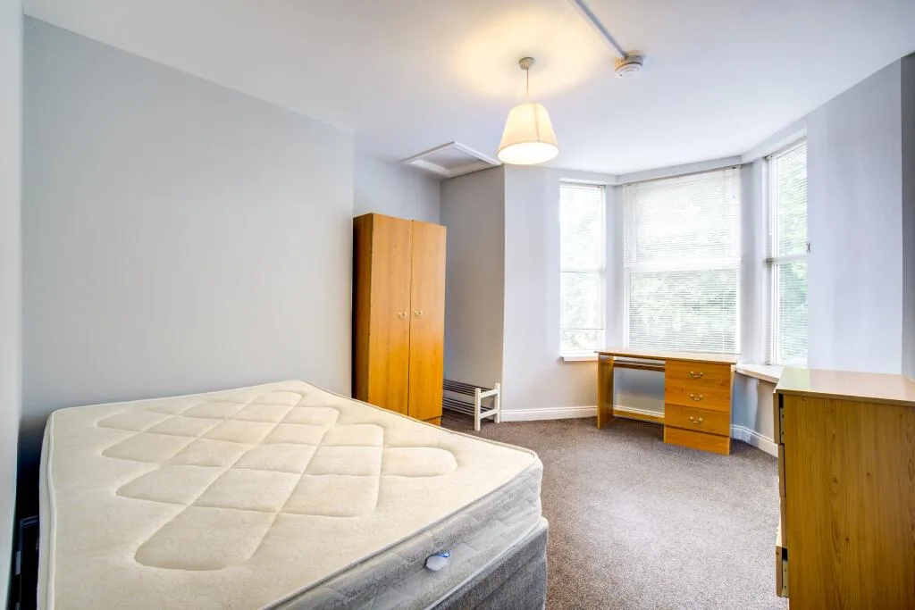 6 bedroom maisonette for rent