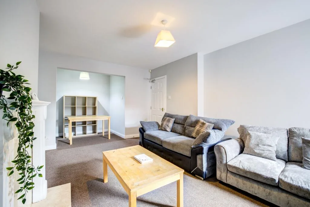 6 bedroom maisonette for rent