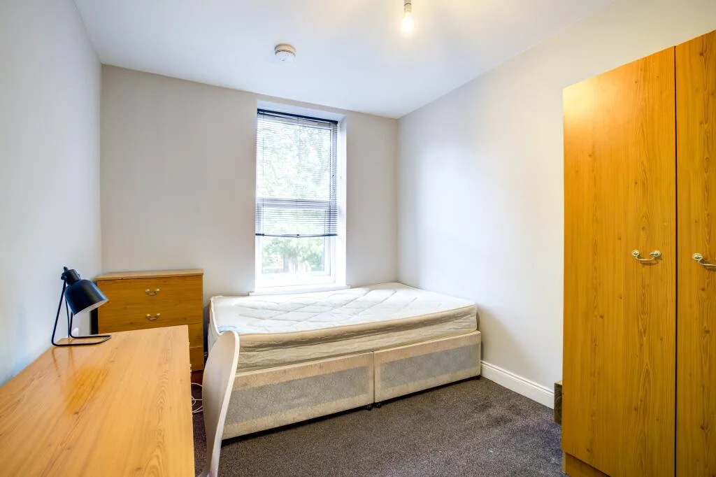 6 bedroom maisonette for rent