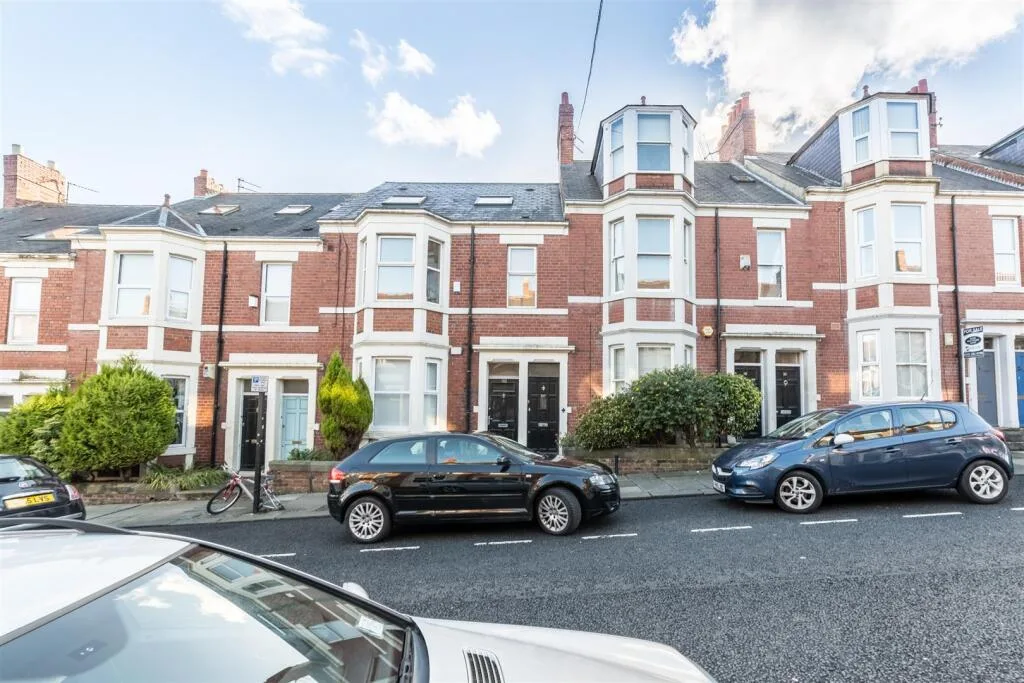6 bedroom maisonette for rent