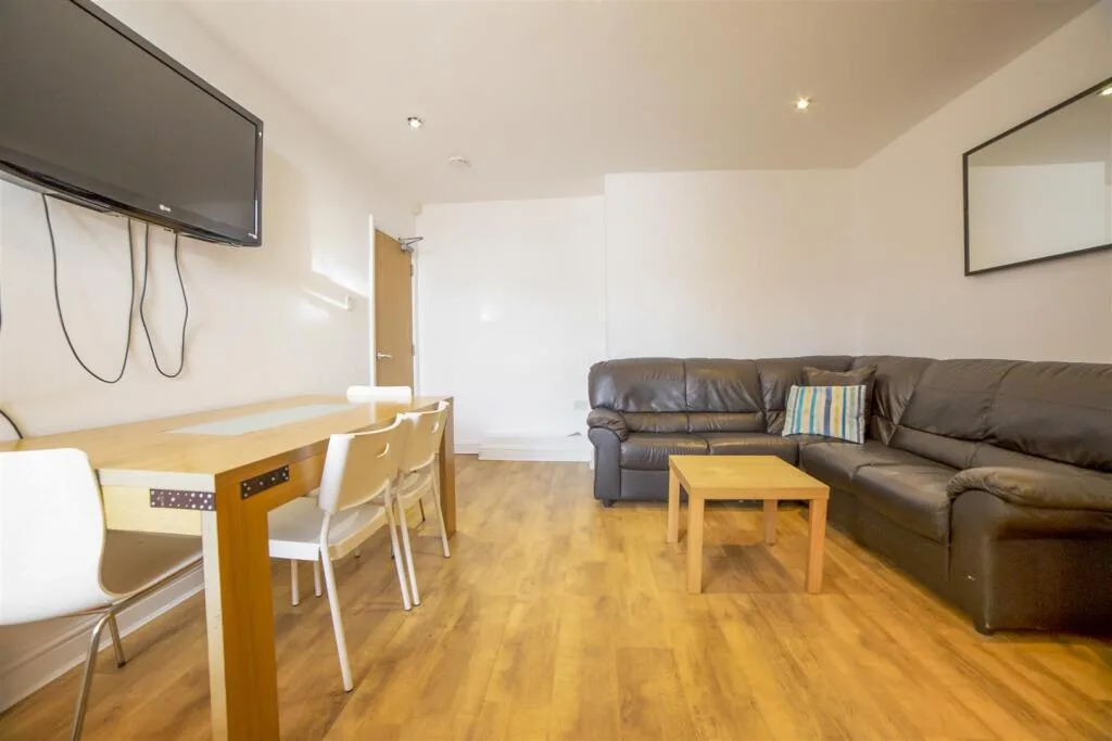 6 bedroom maisonette for rent