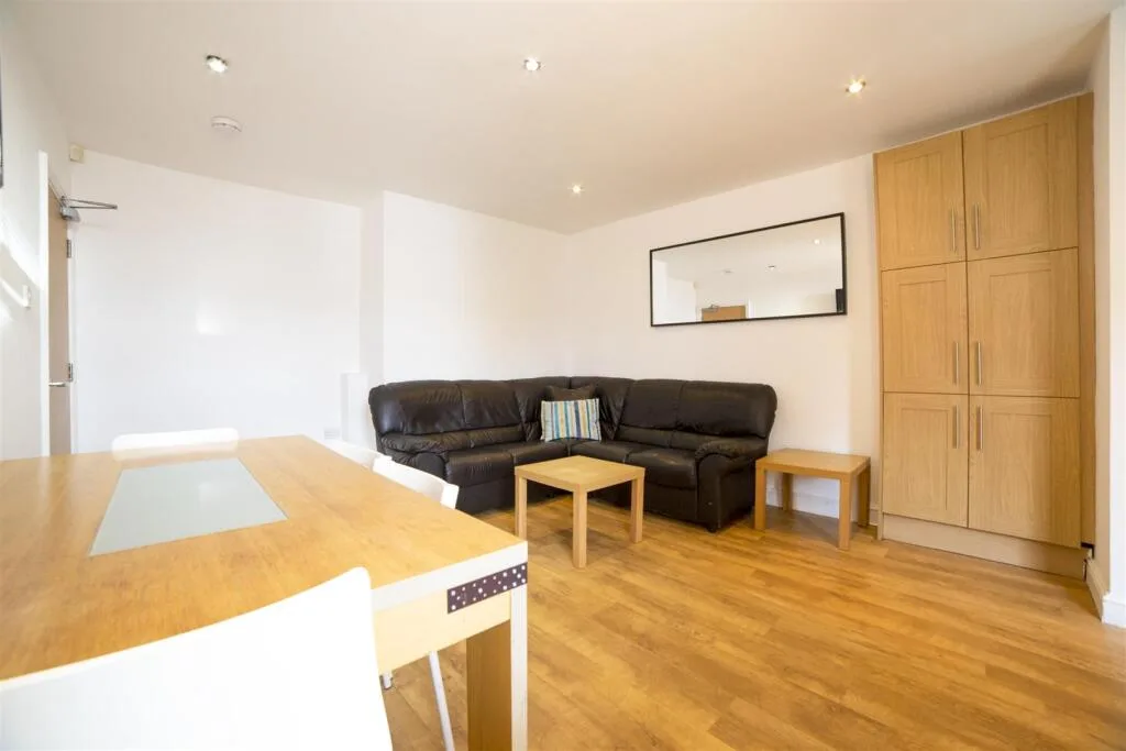 6 bedroom maisonette for rent