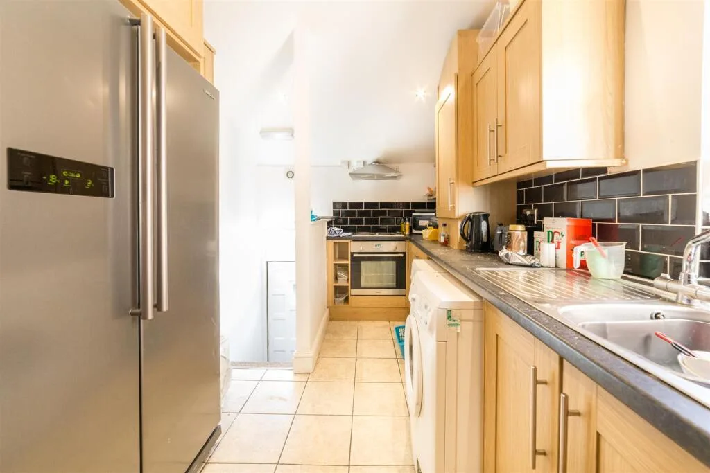 6 bedroom maisonette for rent
