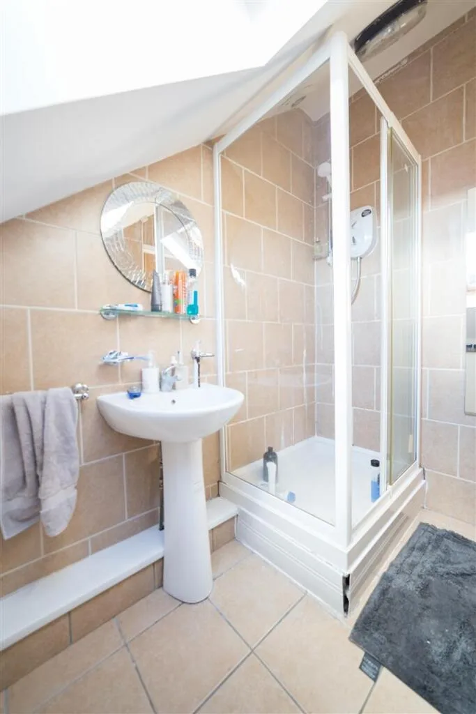 6 bedroom maisonette for rent