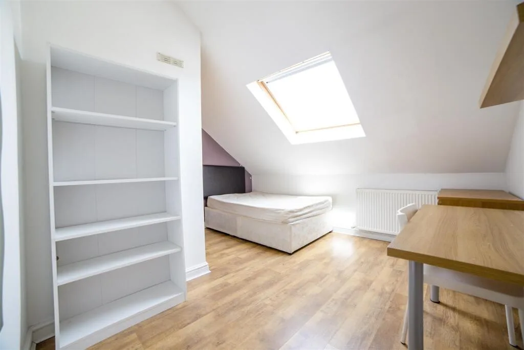 6 bedroom maisonette for rent