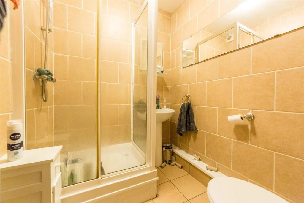 6 bedroom maisonette for rent