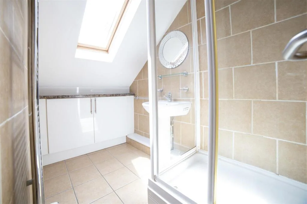 6 bedroom maisonette for rent