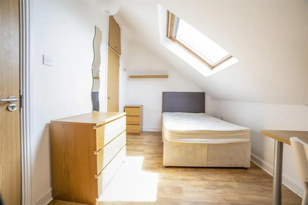 6 bedroom maisonette for rent
