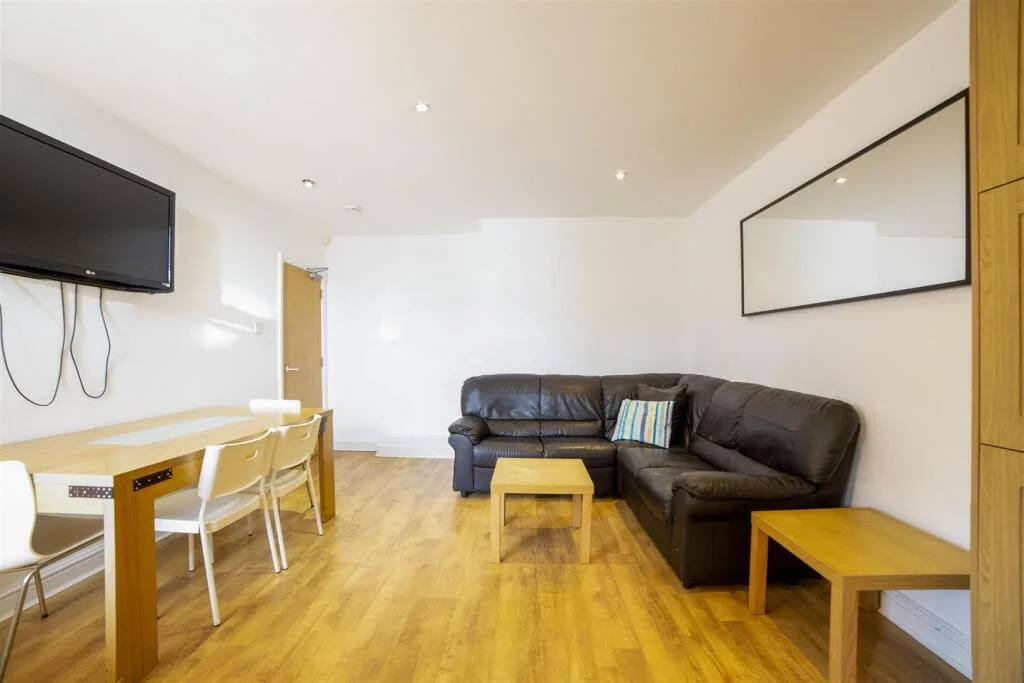 6 bedroom maisonette for rent