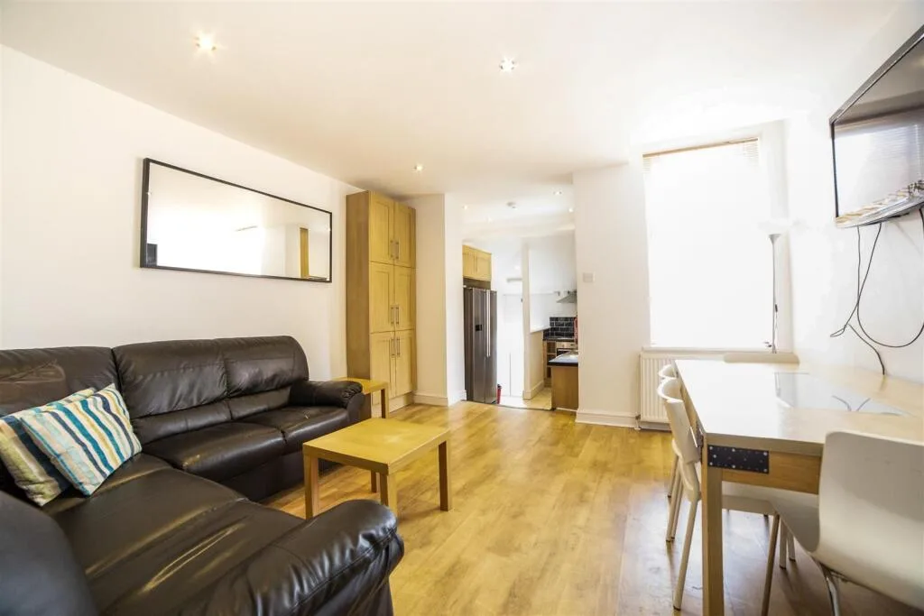 6 bedroom maisonette for rent