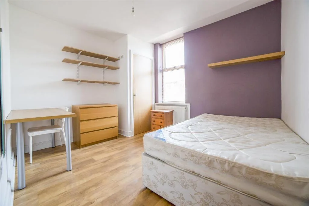 6 bedroom maisonette for rent
