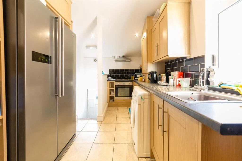 6 bedroom maisonette for rent