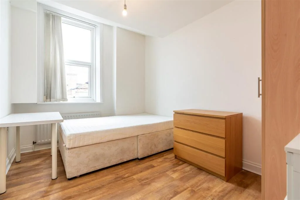 6 bedroom maisonette for rent