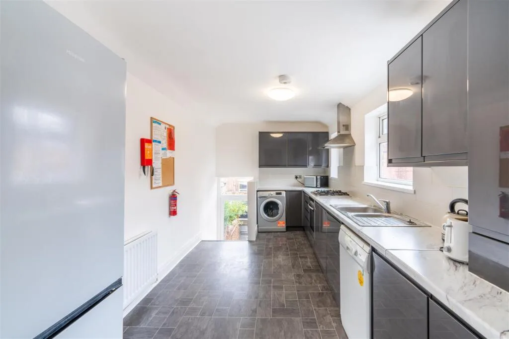 6 bedroom maisonette for rent
