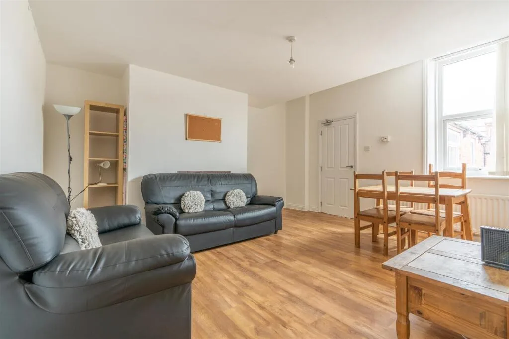 6 bedroom maisonette for rent
