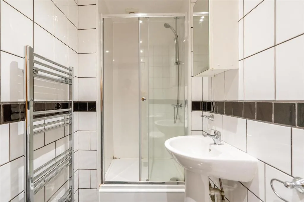 6 bedroom maisonette for rent