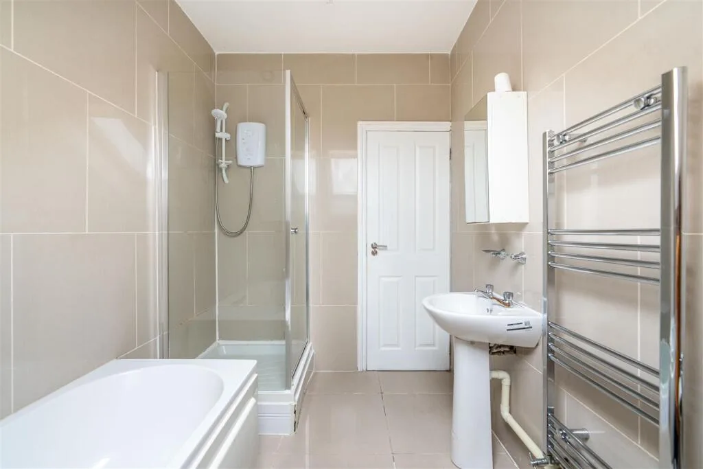 6 bedroom maisonette for rent