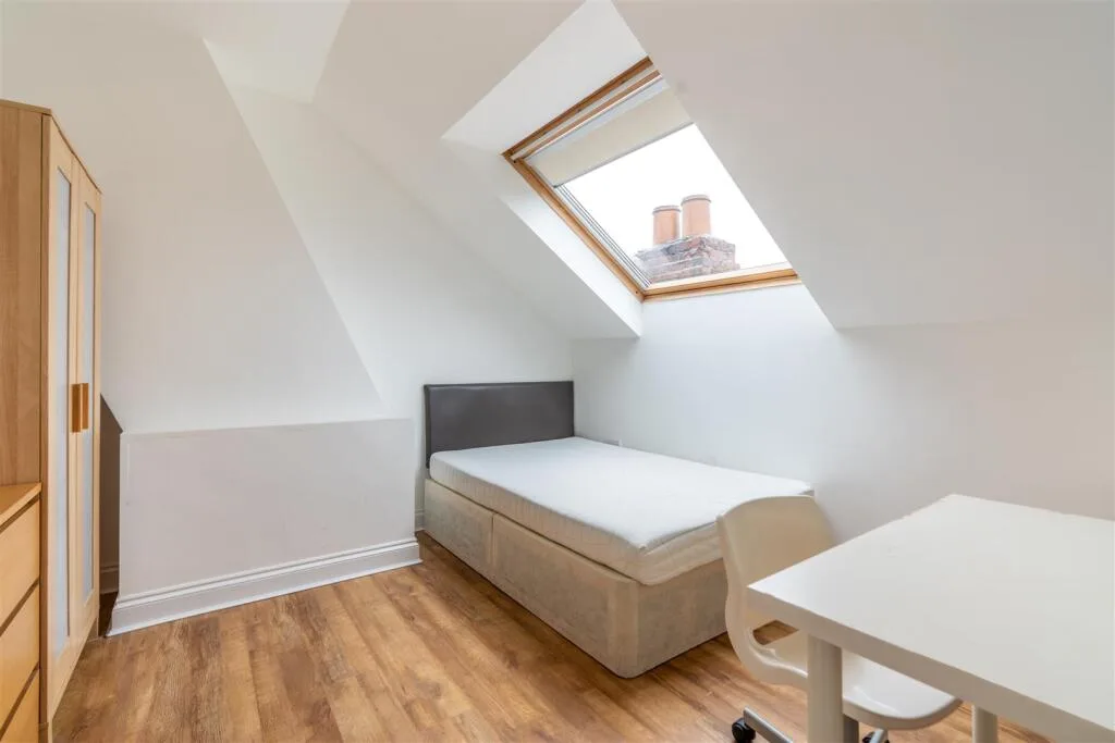 6 bedroom maisonette for rent