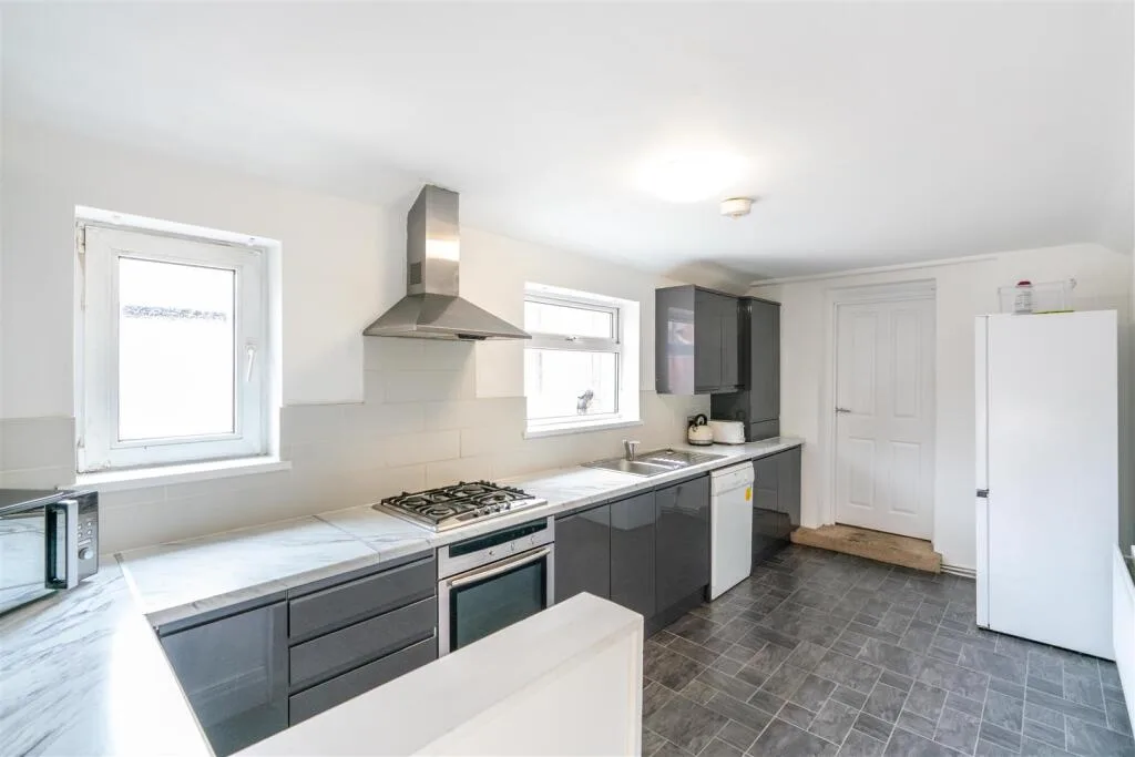 6 bedroom maisonette for rent