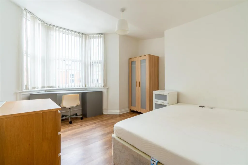6 bedroom maisonette for rent