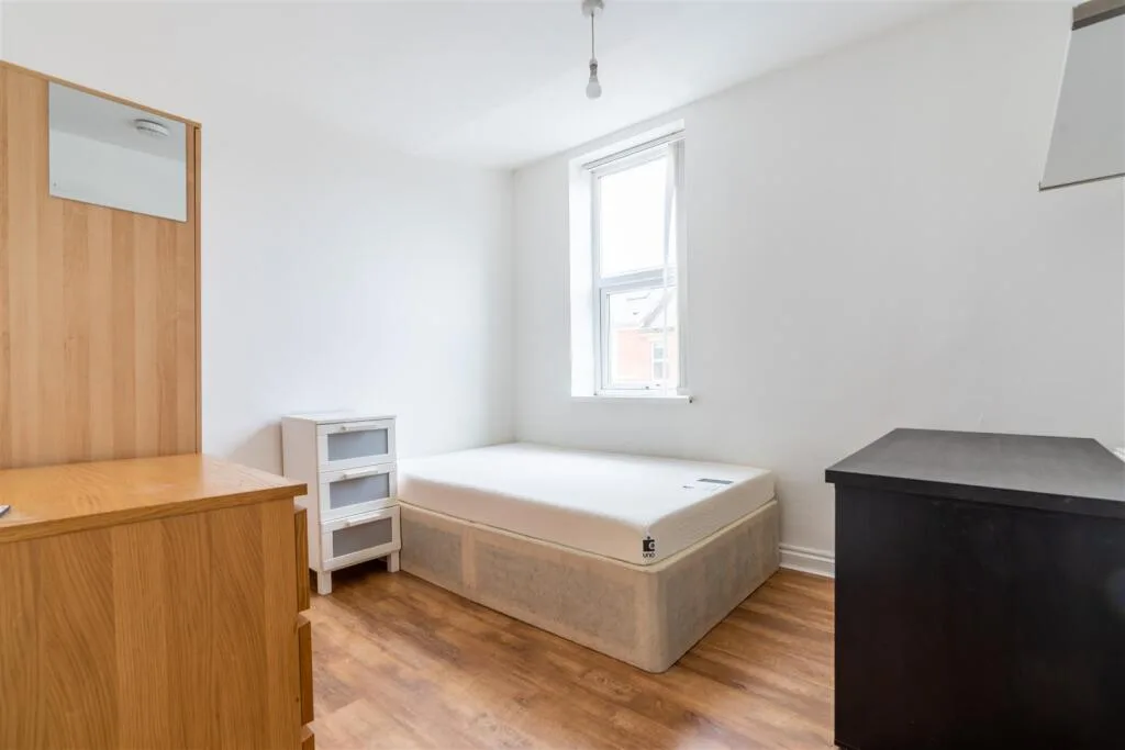 6 bedroom maisonette for rent