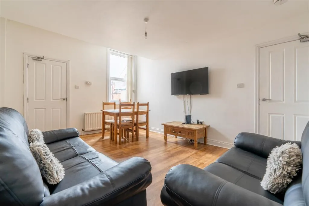 6 bedroom maisonette for rent