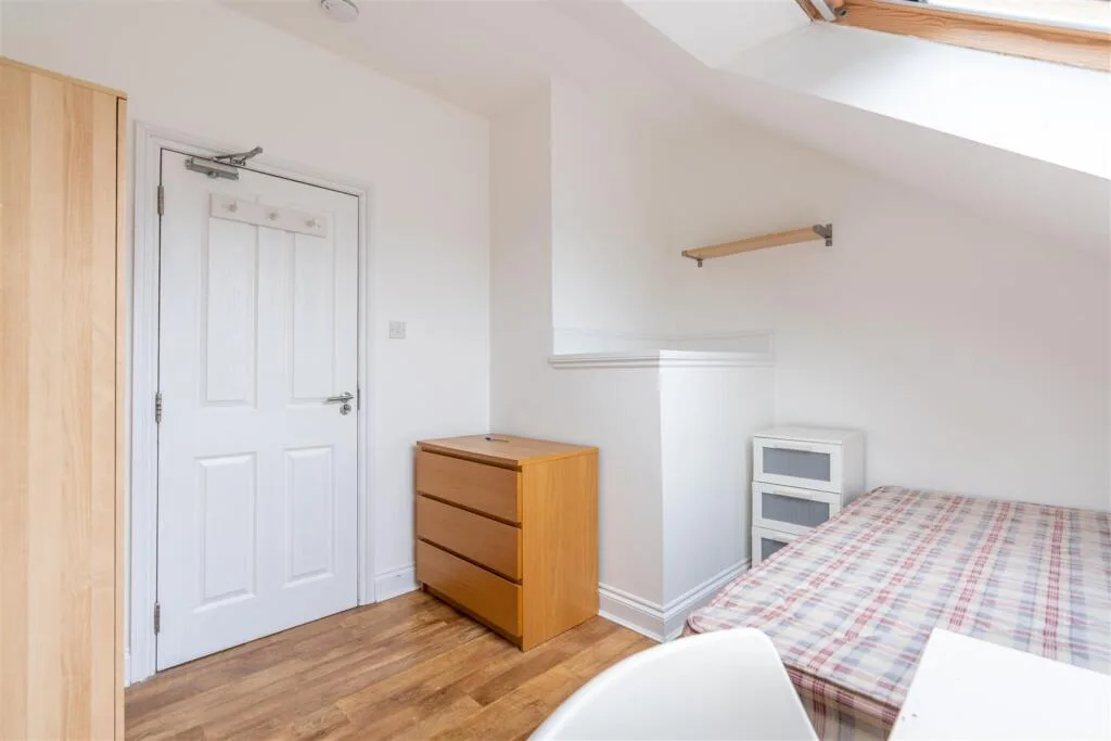 6 bedroom maisonette for rent
