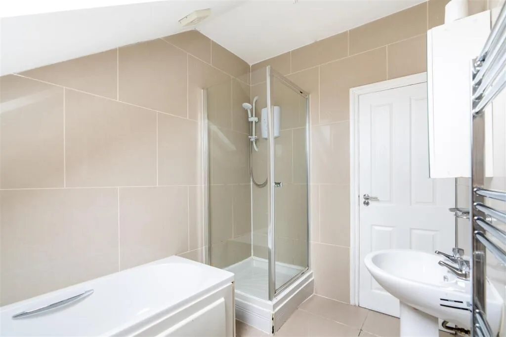 6 bedroom maisonette for rent