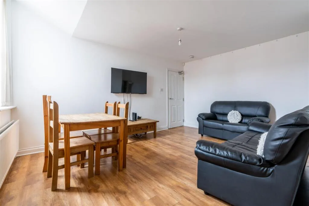 6 bedroom maisonette for rent