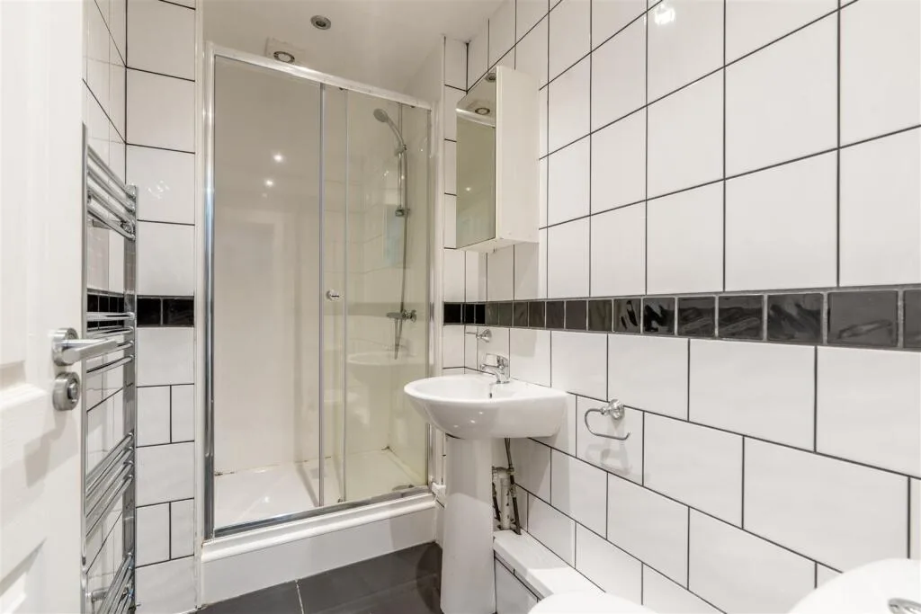 6 bedroom maisonette for rent