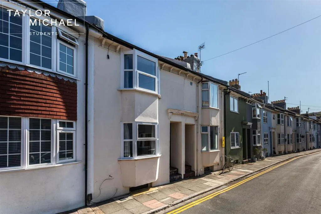 5 bedroom terraced house for rent