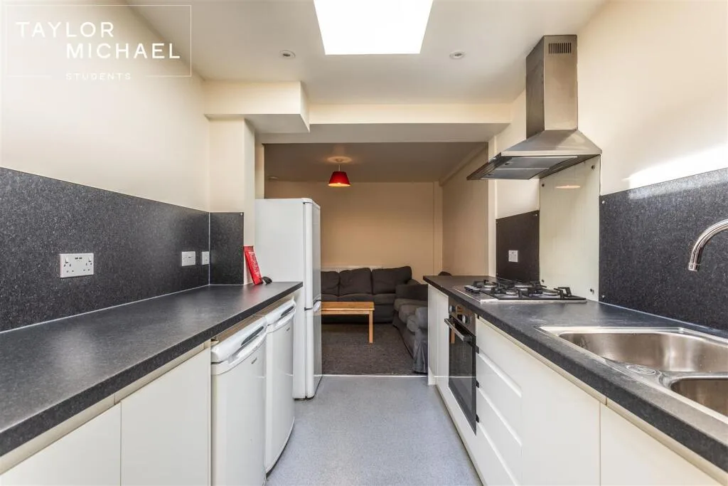 5 bedroom terraced house for rent