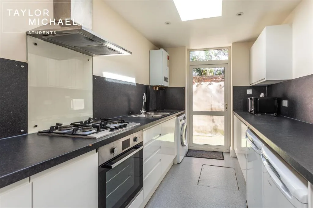 5 bedroom terraced house for rent