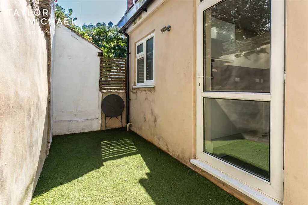 5 bedroom terraced house for rent