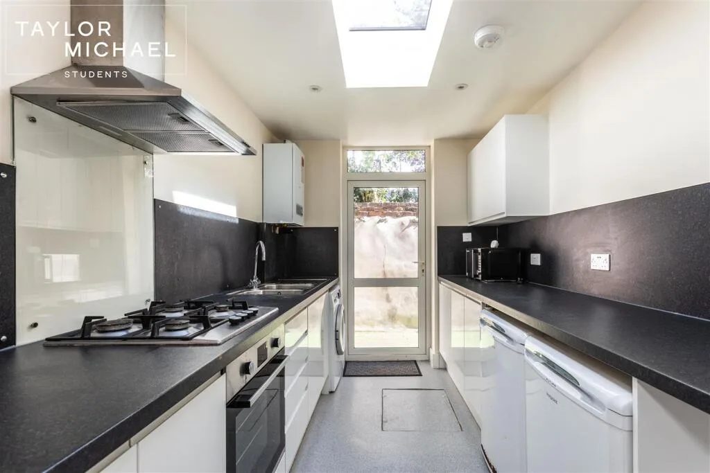 5 bedroom terraced house for rent