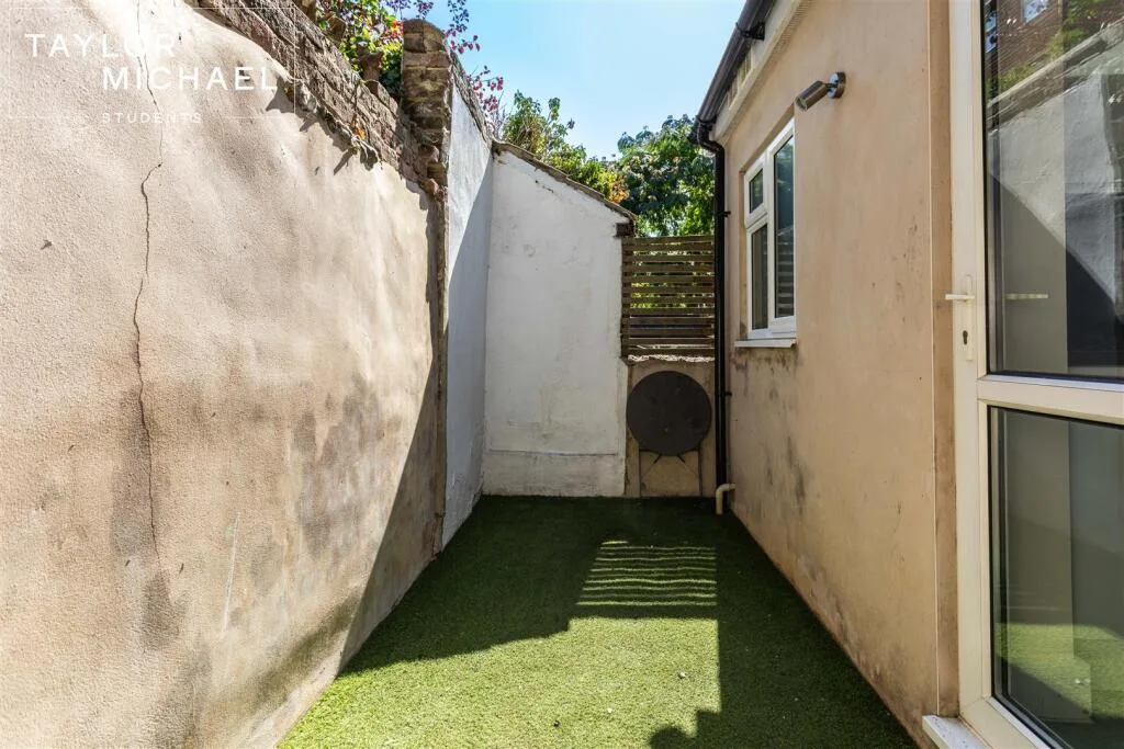 5 bedroom terraced house for rent