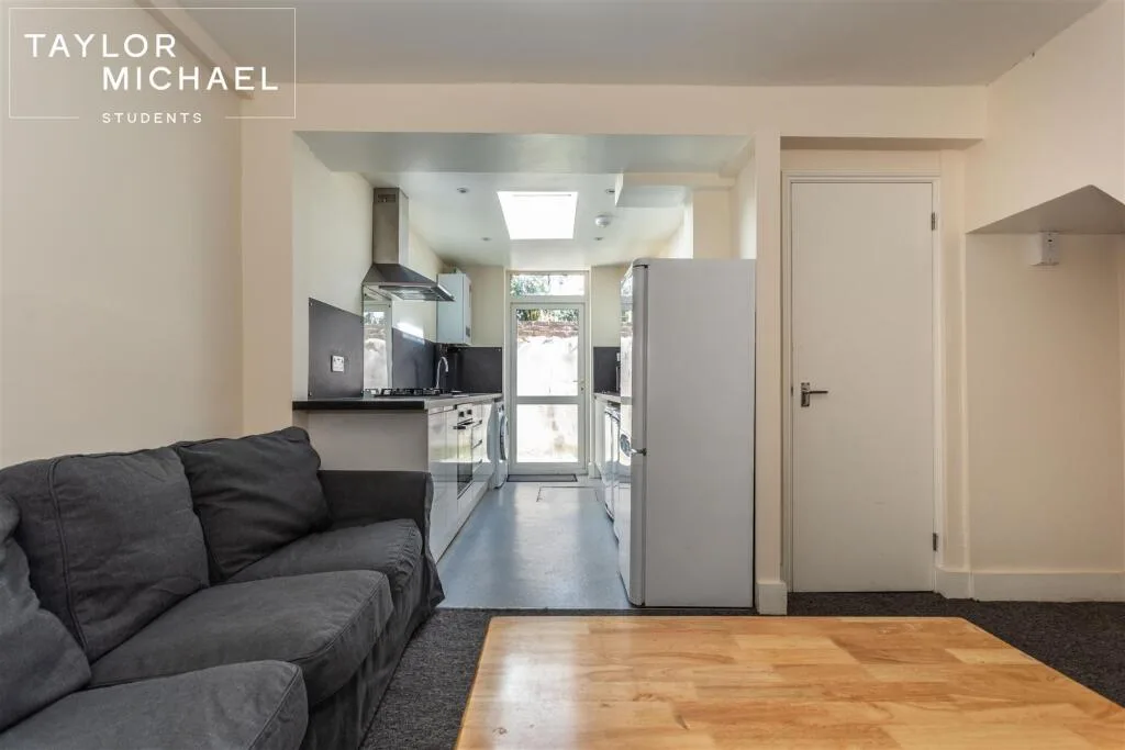 5 bedroom terraced house for rent