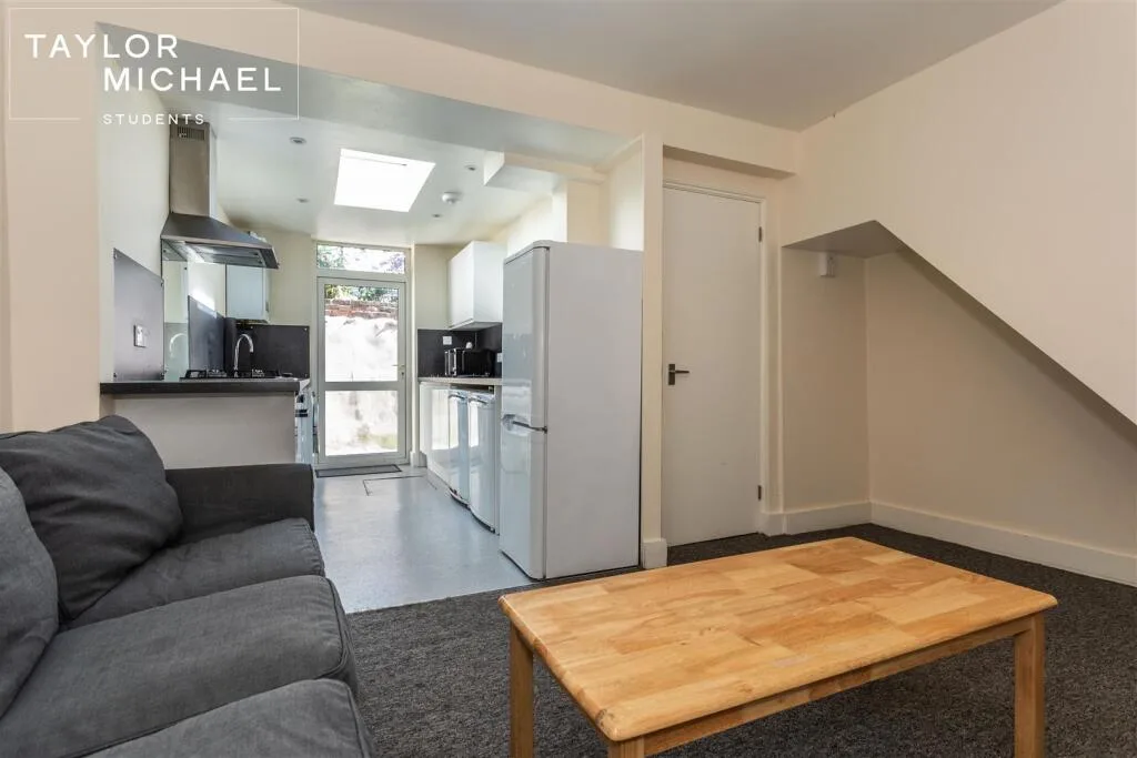 5 bedroom terraced house for rent