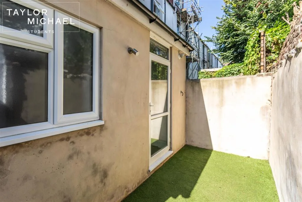 5 bedroom terraced house for rent
