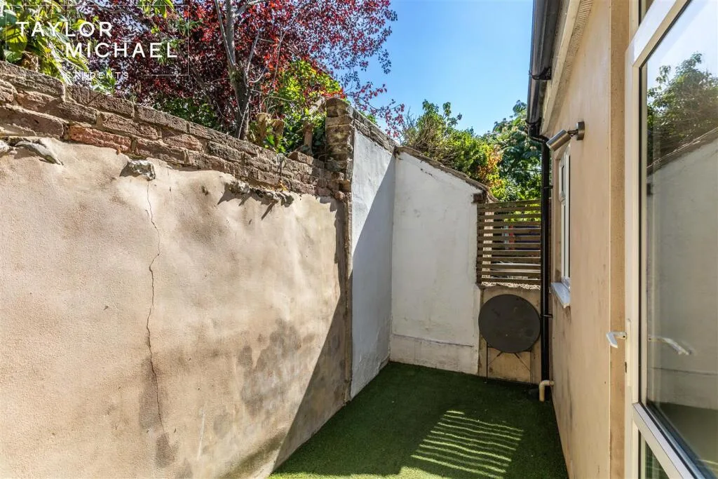 5 bedroom terraced house for rent