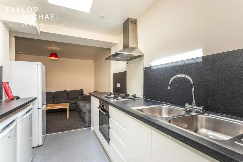 5 bedroom terraced house for rent