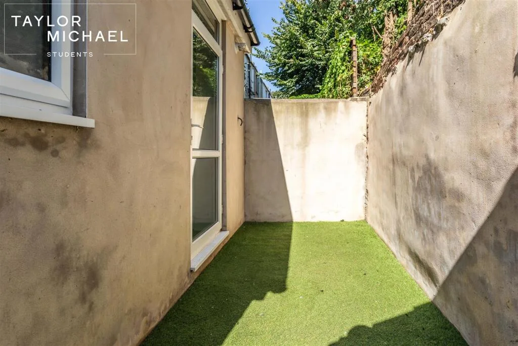 5 bedroom terraced house for rent