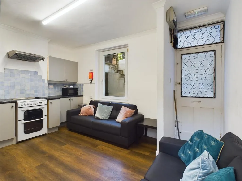 6 bedroom terraced house for rent