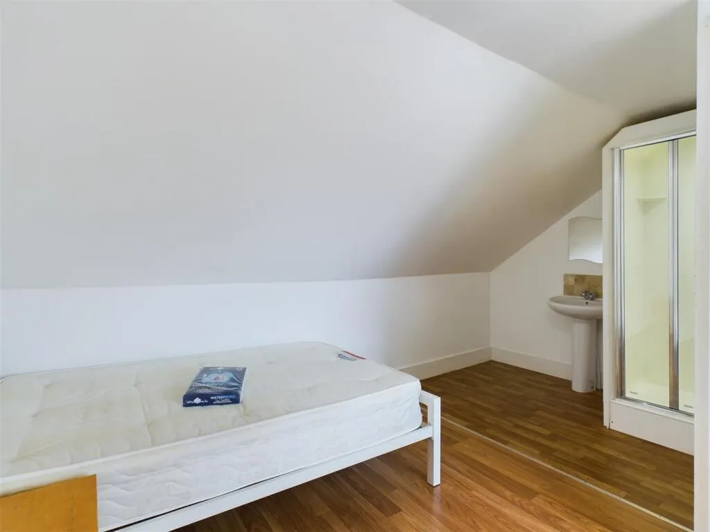 6 bedroom terraced house for rent