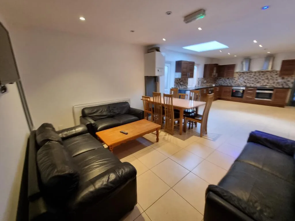8 bedroom semi-detached house for rent