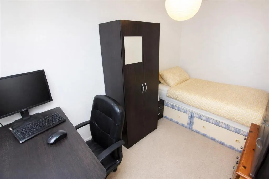 6 bedroom house for rent