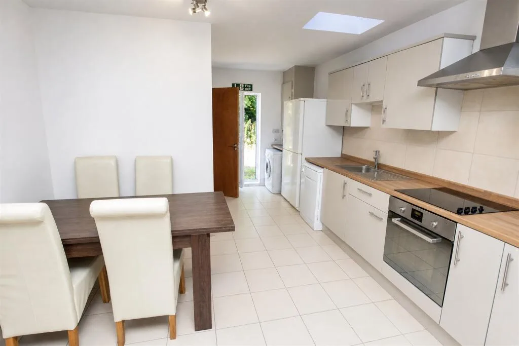 6 bedroom house for rent